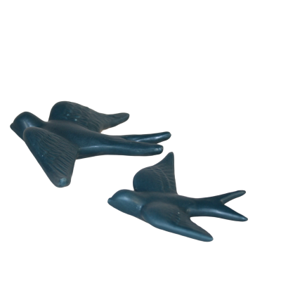 Duas figuras de pássaros azuis em cerâmica com textura de penas.
