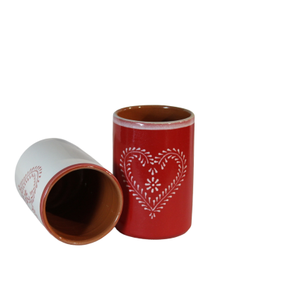 Dois vasos cilíndricos de cerâmica com padrão de coração vermelho e branco.