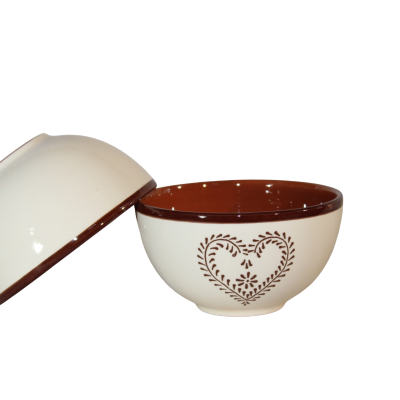 Tigela com tampa de cerâmica branca e castanha com padrão de coração