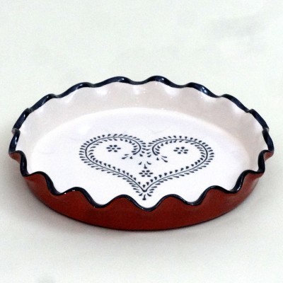 Prato redondo de cerâmica com borda ondulada e padrão de coração azul.