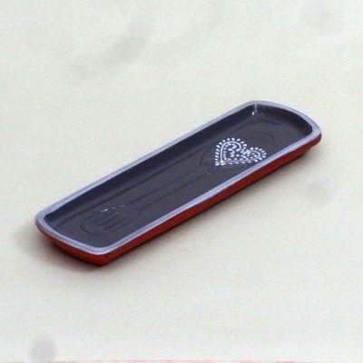 Tabuleiro cerâmico retangular cinzento com bordas vermelhas e padrão branco de coração