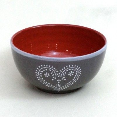 Tigela cinzenta com coração branco e interior laranja