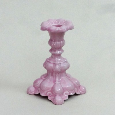 Castiçal rosa em cerâmica com acabamento brilhante e base decorativa