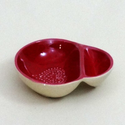 Prato de cerâmica dividido creme e vermelho com padrão de coração