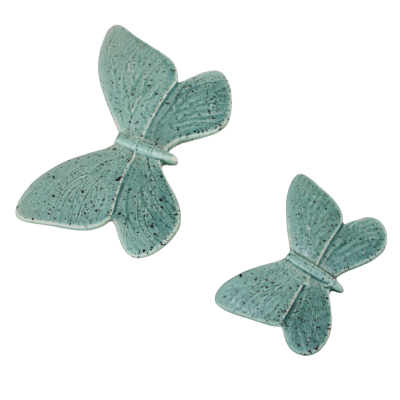 Dois ornamentos cerâmicos verdes em forma de borboleta