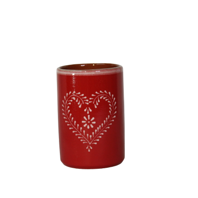 Caneca vermelha de cerâmica com padrão branco de coração