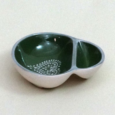 Taça de cerâmica verde e branca dividida em dois compartimentos