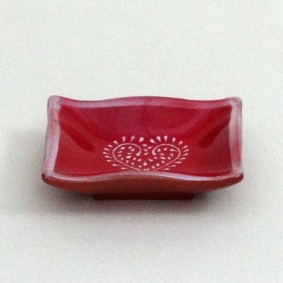 Prato pequeno vermelho com coração branco