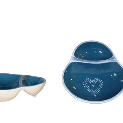 Recipientes cerâmicos azul e branco com divisórias e coração decorativo