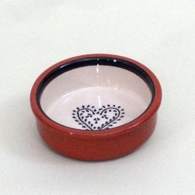 Taça pequena cerâmica vermelha e branca com decoração de coração preto