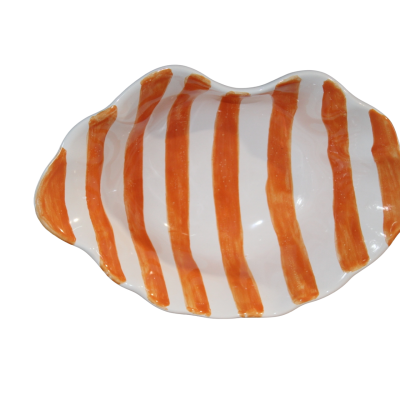 Prato cerâmico com riscas largas laranja e branco