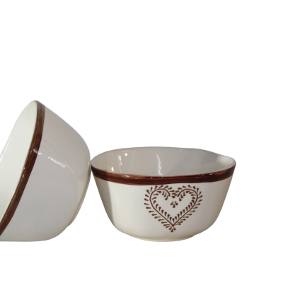 Dois recipientes de cerâmica creme com bordas e coração castanho