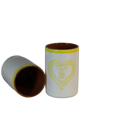 Dois copos de cerâmica branca com desenho em amarelo e interior castanho