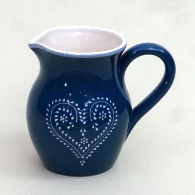 Jarro de cerâmica azul com padrão de coração branco