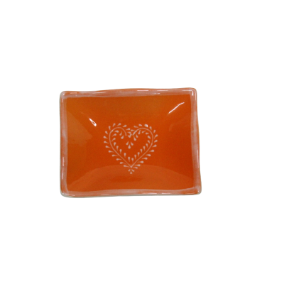 Prato quadrado de cerâmica laranja com coração branco