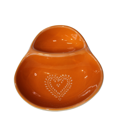 Plato de cerâmica laranja com padrão de coração branco