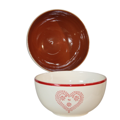 Conjunto de tigelas em cerâmica branca e castanho com padrão de coração vermelho.