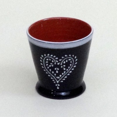 Copo pequeno em cerâmica preta com coração branco e interior vermelho