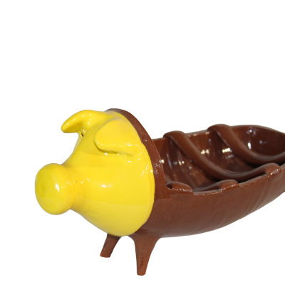 Recipiente de cerâmica em forma de porco castanho e amarelo com divisórias internas