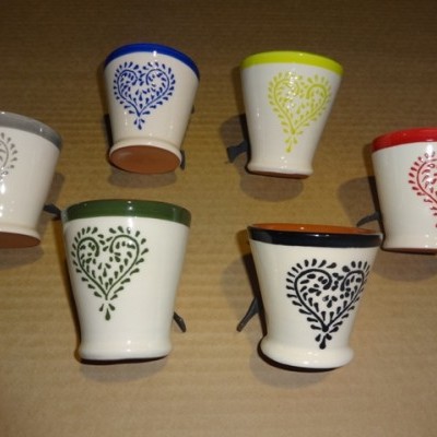 Sete copos de cerâmica com padrão decorativo colorido em forma de coração