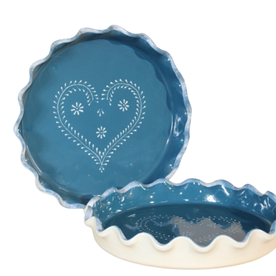 Formas para tartes em cerâmica azul com bordas onduladas creme e padrão branco de coração.