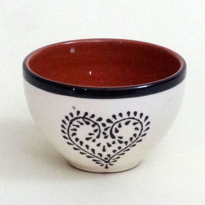 Tigela de cerâmica branca com padrão coração e interior castanho-avermelhado