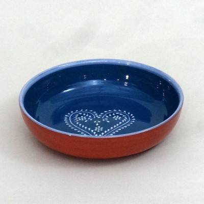 Prato fundo de cerâmica azul com padrão branco em coração e exterior terracota