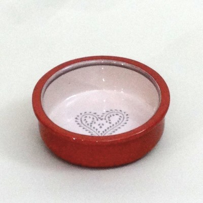 Tigela pequena redonda vermelha com padrão de coração no interior