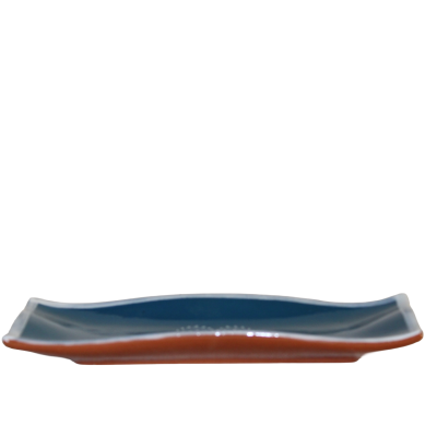 Prato quadrado de cerâmica azul escuro com base laranja