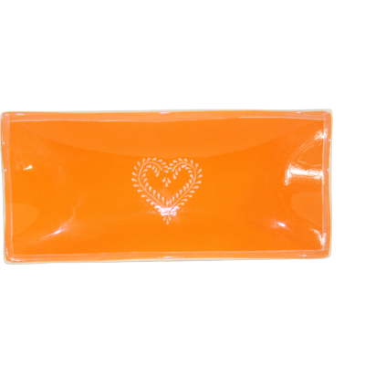 Prato rectangular laranja com desenho de coração branco
