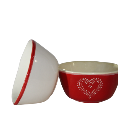 Duas tigelas cerâmicas, uma branca com borda vermelha e outra vermelha com padrão de coração branco