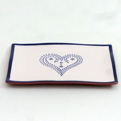 Prato retangular branco com borda azul e decoração de coração azul no centro