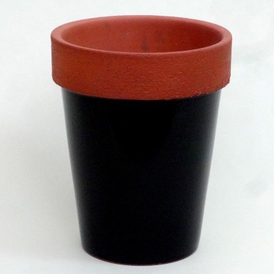 Vaso de plantas preto com rebordo vermelho texturizado