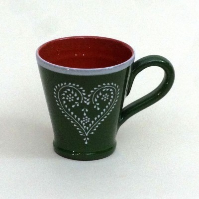 Caneca verde escuro com interior vermelho e desenho branco de coração