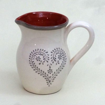 Jarro de cerâmica branco com padrão floral em forma de coração e interior vermelho