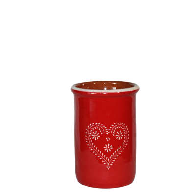 Vaso cerâmico vermelho com design em forma de coração branco.
