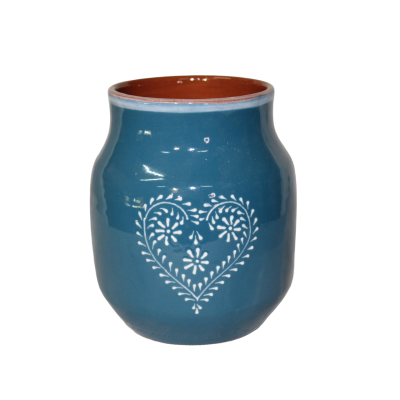 Vaso de cerâmica azul com padrão branco em forma de coração.