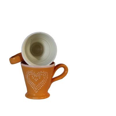 Duas chávenas de cerâmica laranja com coração branco e interior creme