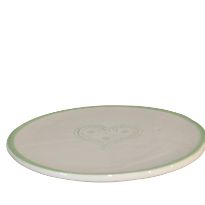 Prato branco com borda verde e decoração de coração verde claro