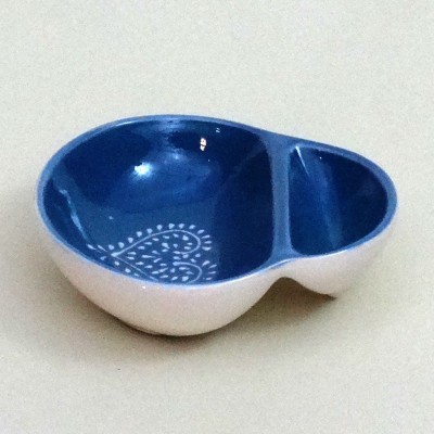 Prato cerâmico branco com interior azul dividido em duas partes, decorado com padrão branco