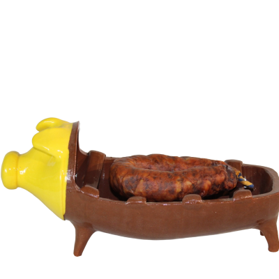 Objeto decorativo cerâmico em forma de porco castanho com tampa amarela e enchido.