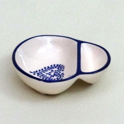 Raminho cerâmico branco com borda azul e desenho azul em forma de coração