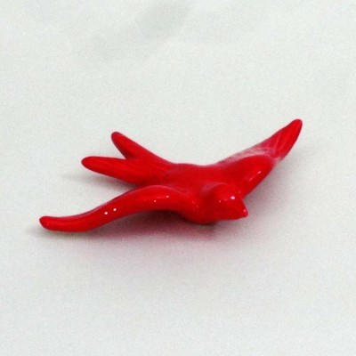 Pequena escultura de pássaro vermelha brilhante