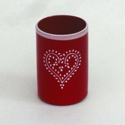 Copo vermelho cilíndrico com coração branco perfurado