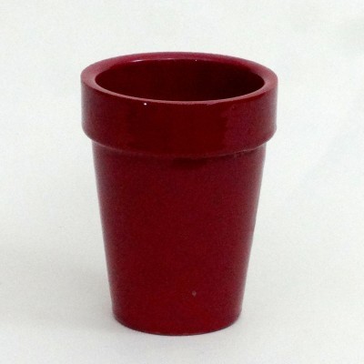 Vaso de cerâmica vermelho com borda larga sobre fundo branco