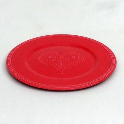 Prato vermelho de cerâmica com padrão em relevo de coração