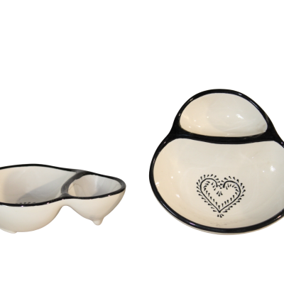 Conjunto de taças de cerâmica branca divididas em duas secções com bordas pretas, uma com desenho de coração preto