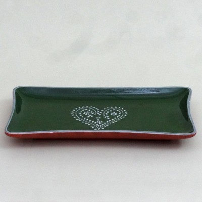 Prato retangular em cerâmica verde com coração branco e bordas vermelhas