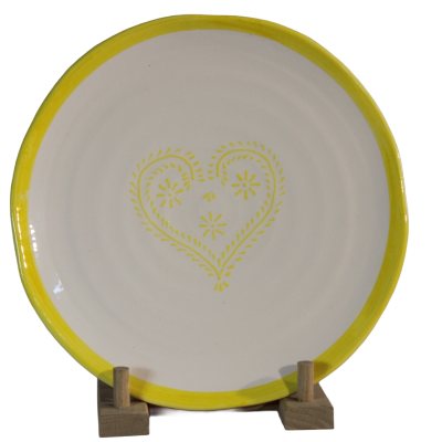 Prato cerâmico branco com borda amarela e decoração de coração amarelo