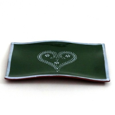 Prato retangular verde escuro com padrão branco em forma de coração